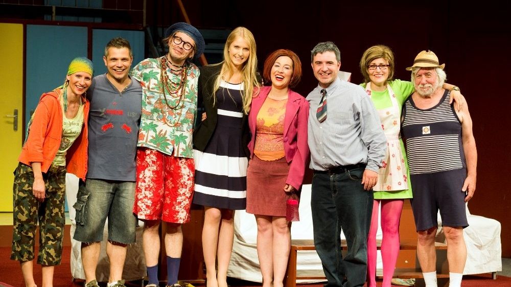 Herci Slováckého divadla volají domů seniorům, aby je potěšili